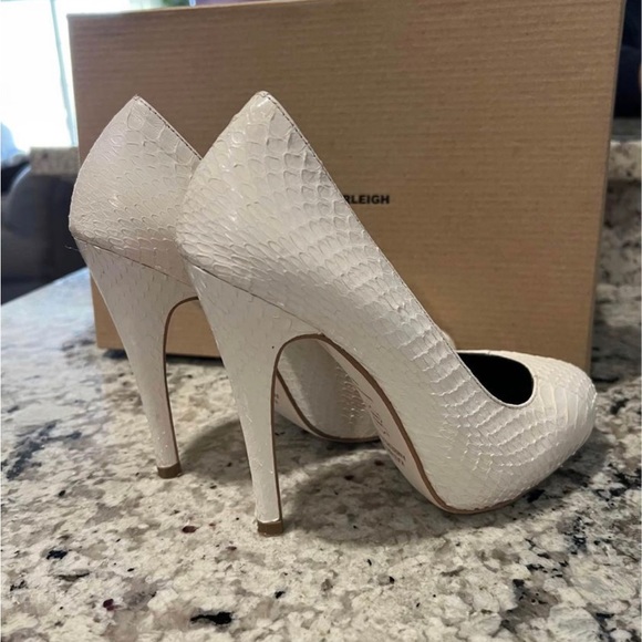 Kathryn Amberleigh Snakeskin Embossed White Pumps
Size 6 - Picture 4 of 6